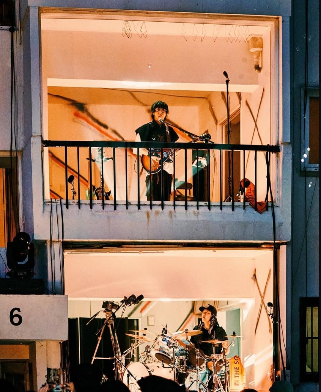 Para anggota The Solutions menjadikan balkon sebagai panggung. Foto: Dok. Instagram @the_solutions