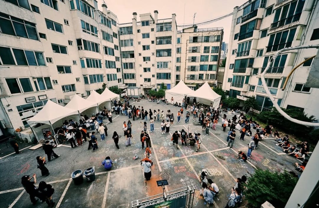 Booth yang disediakan di area parkir apartemen. Foto: Dok. Instagram @the_solutions