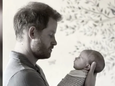 Suami Meghan Markle, Pangeran Harry menggendong putri bungsunya. Foto: Dok. Instagram @meghan