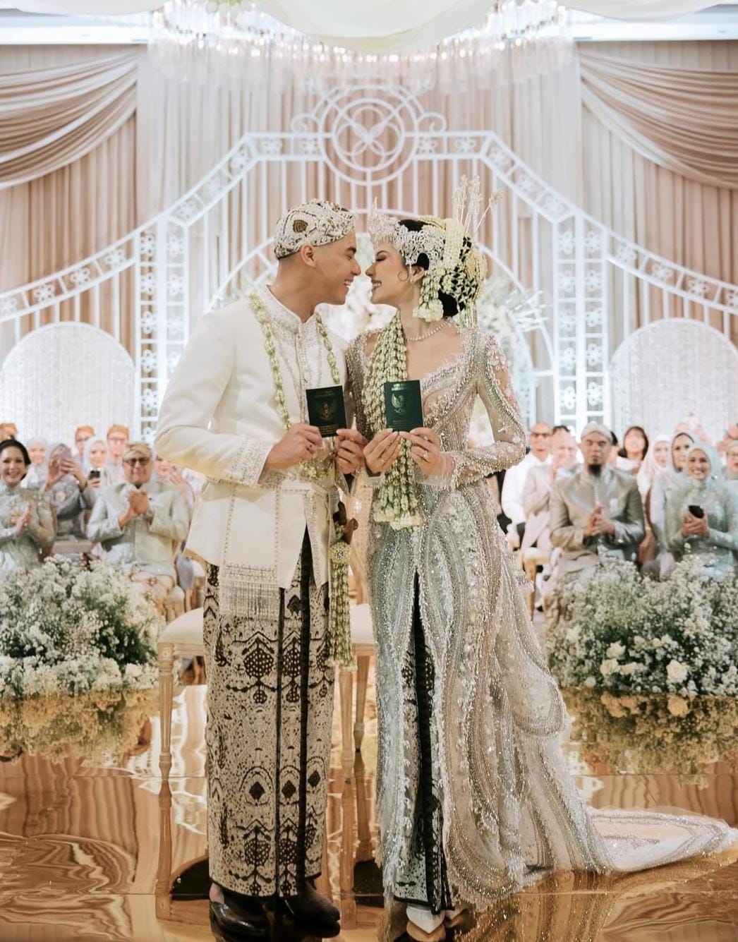 Al Ghazali dan Alyssa Daguise setelah akad nikah. Foto: Dok. Instagram @alyssadaguise