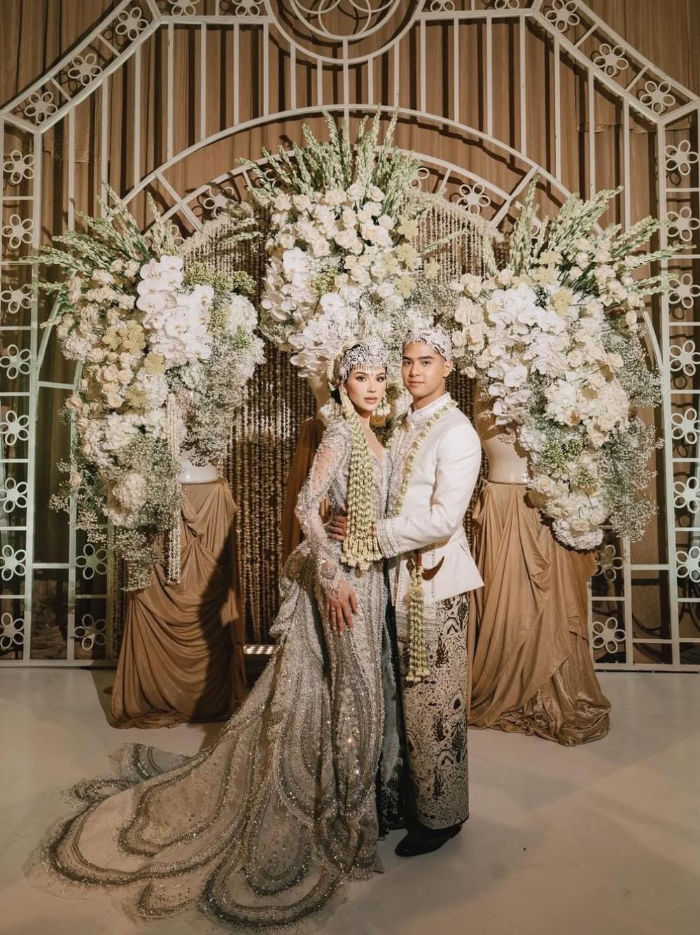 Akad nikah mengusung adat Sunda. Foto: Dok. Instagram @alyssadaguise