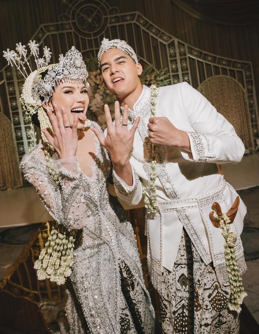 Al dan Alyssa memamerkan cincin nikah. Foto: Dok. Instagram @alyssadaguise