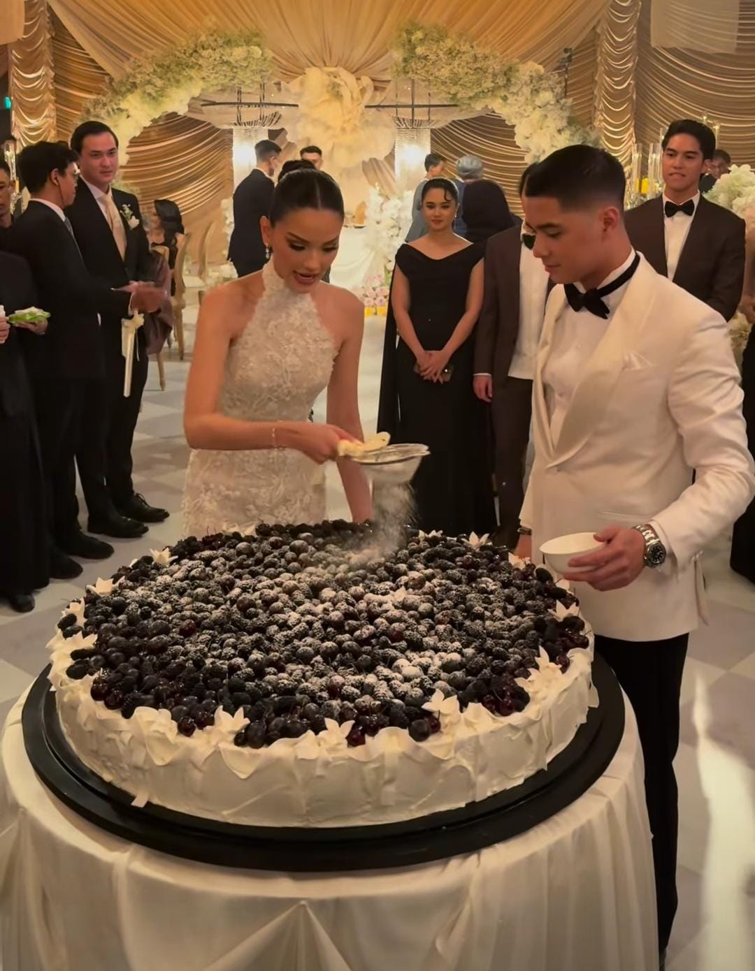 Al dan Alyssa menghias kue pernikahannya sendiri. Foto: Dok. Instagram @hiantjen