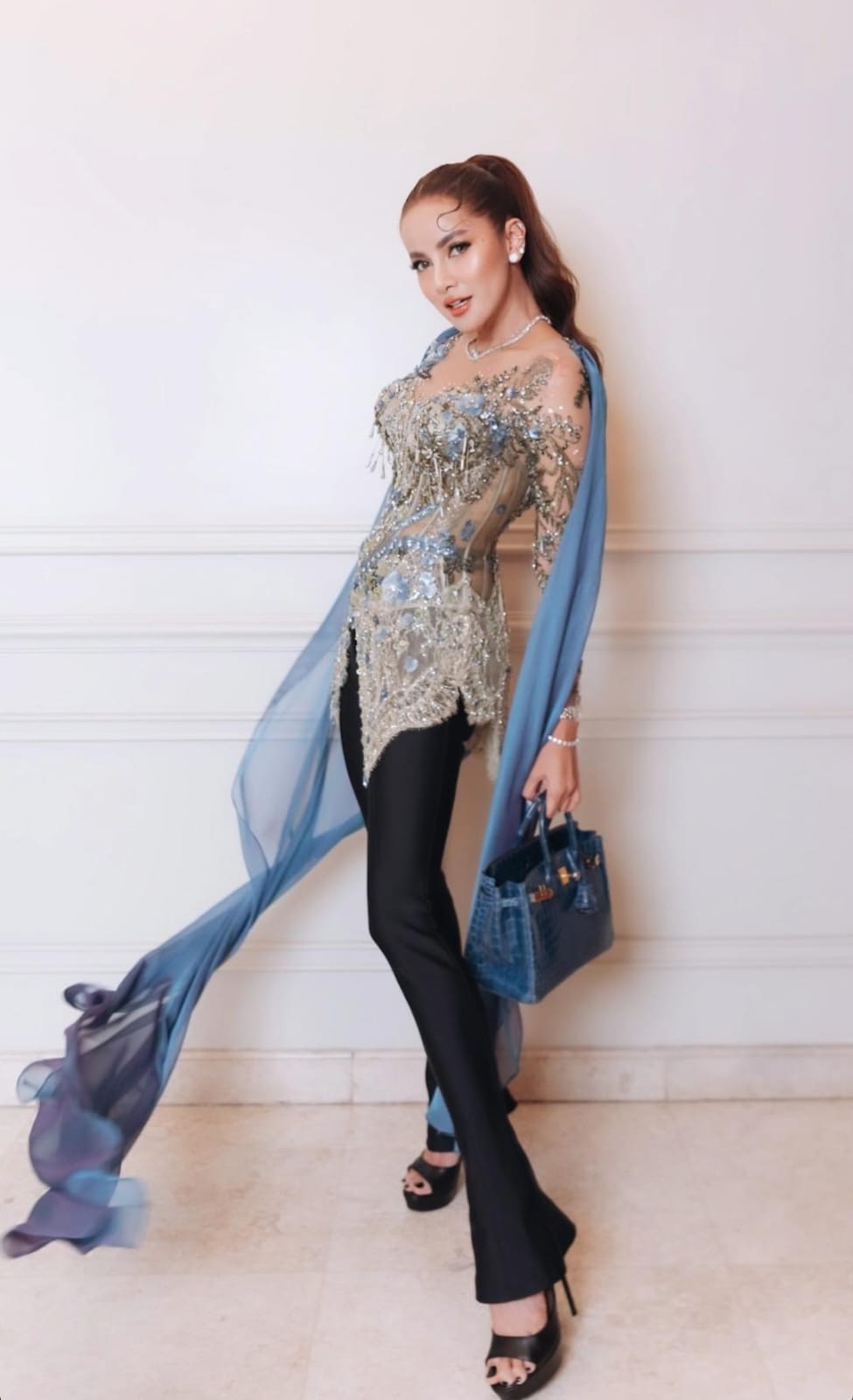 Olla Ramlan mengenakan kebaya dari Maison Baaz Couture. Foto: Dok. Instagram @ollaramlan