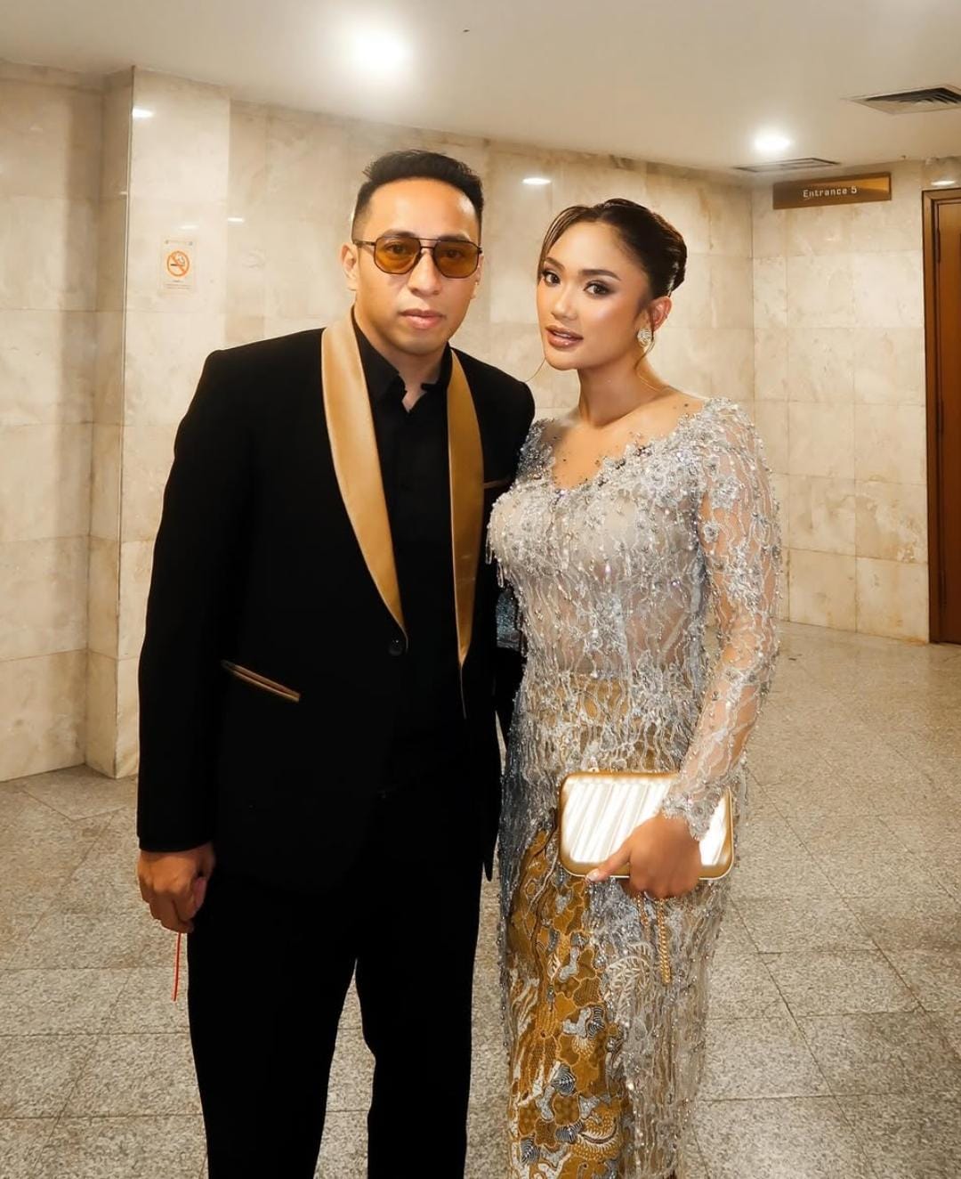 Marion Jola bersama kekasihnya menghadiri ngunduh mantu Al Ghazali. Foto: Dok. Instagram @lalamarionmj