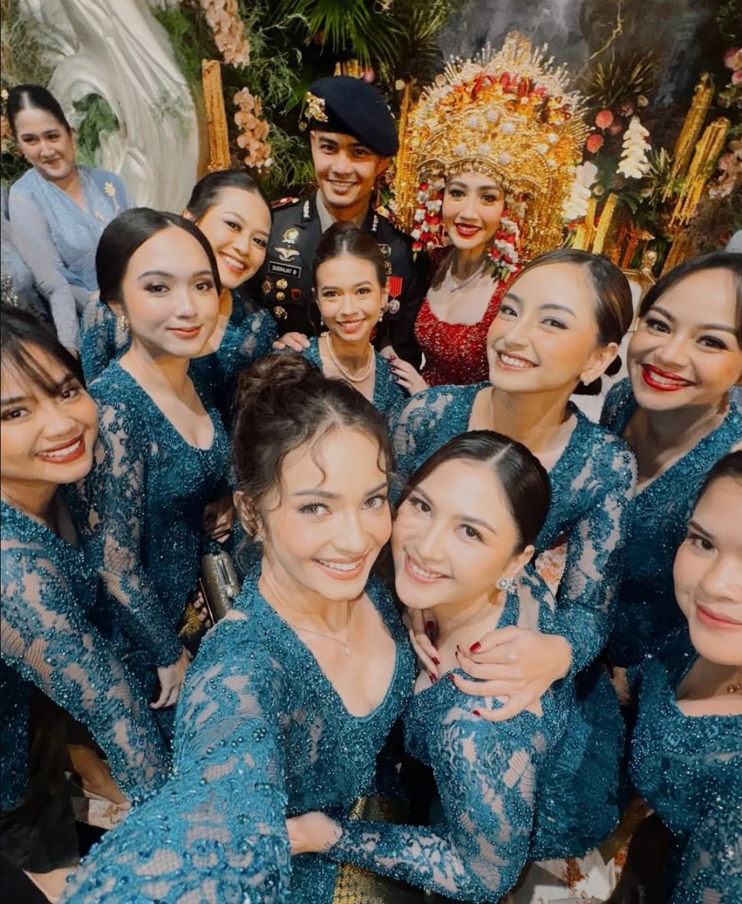 Yuki Kato (tengah, depan pengantin) menjadi bridesmaid Febby Rastanty. Foto: Dok. Instagram @jcsmila