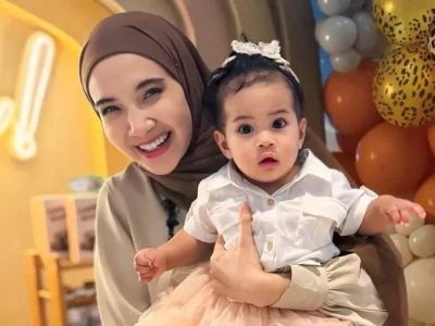 Zaskia Sungkar bersama putrinya, Humaira. Foto: Dok. Instagram @zaskiasungkar15