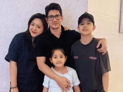 Audy Item, Iko Uwais, dan dua putrinya, Atreya dan Aneska. Foto: Dok. Instagram @audyitem