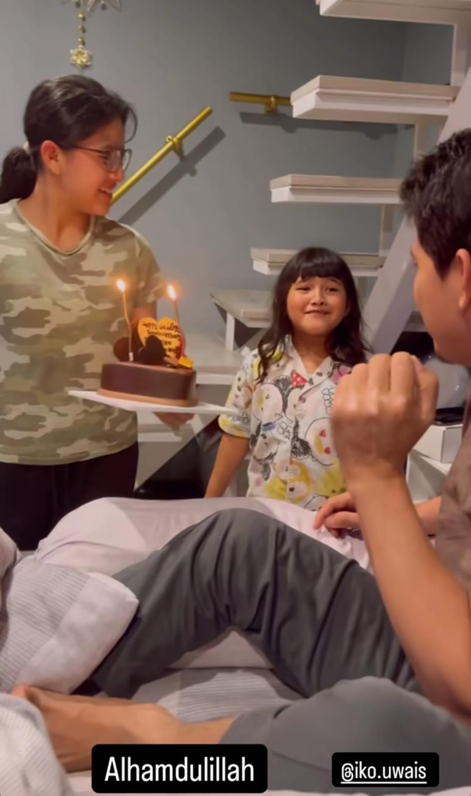 Audy dan Iko mendapat kejutan di hari anniversary dari dua putrinya. Foto: Dok. Instagram @audyitem
