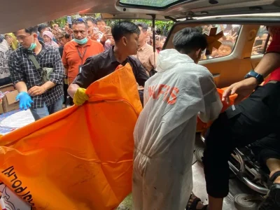 Jenazah Adek dan Siska, korban pembunuhan di Padang Pariaman saat dievakuasi. Foto : Istimewa