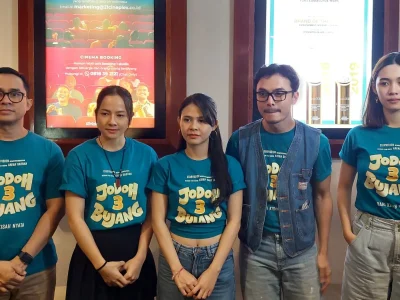 Sutradara dan Pemeran 'Jodoh 3 Bujang' saat cinema visit di Surabaya. Foto: Dok. Farah/Nyata