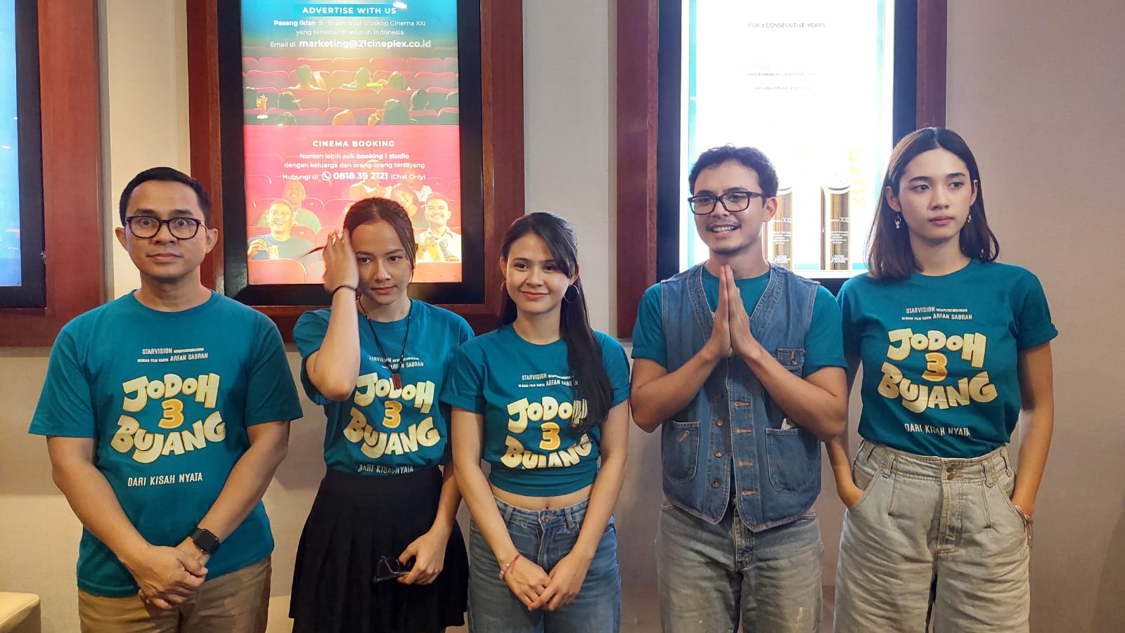 (Dari kiri) Arfan, Barbie, Maizura, Jourdy, dan Aisha, saat cinema visit di Surabaya. Foto: Dok. Farah/Nyata