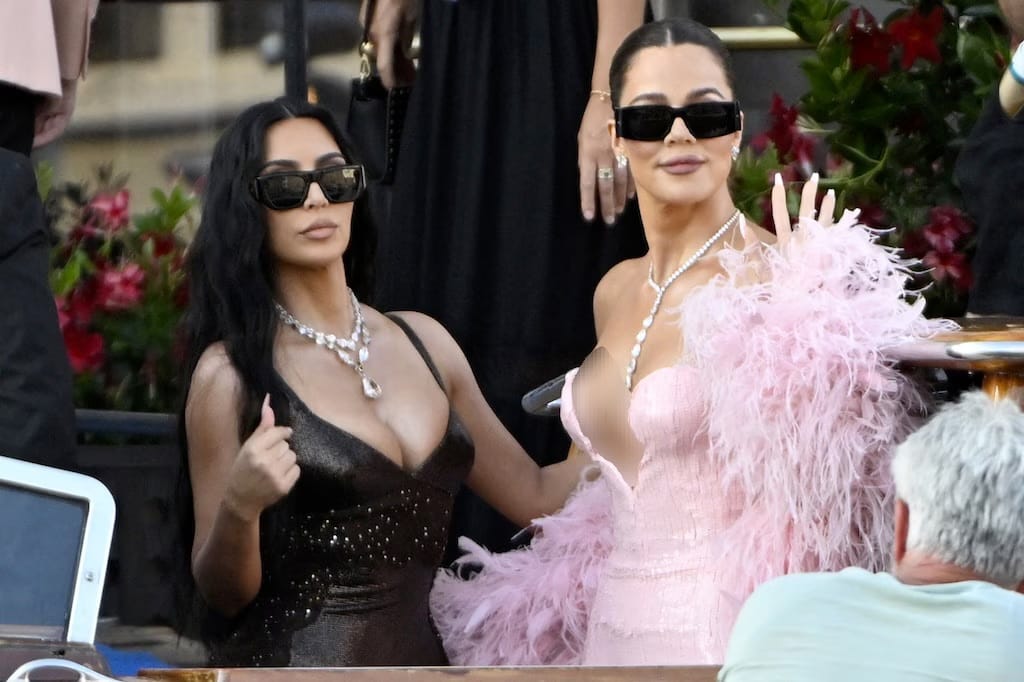 Kim dan Khloe Kardashian. Foto: Dok. Getty Images via E!News