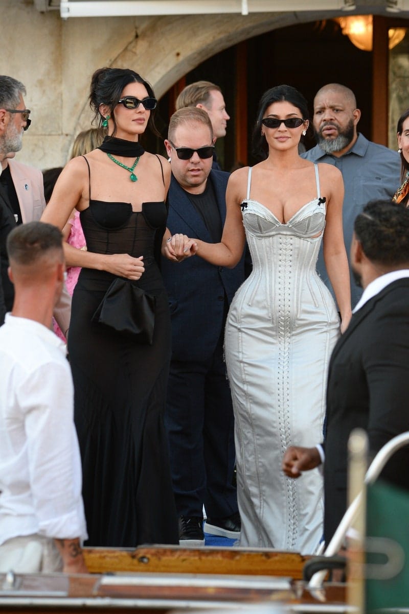 Kendall dan Kylie Jenner. Foto: Dok. Backgrid via Vogue