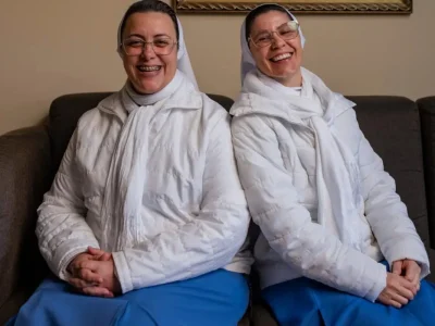 Dua biarawati asal Brazil, Suster Marizele dan Suster Marisa, viral karena aksi beatbox dan menari. (Foto: Dok. NyTimes)