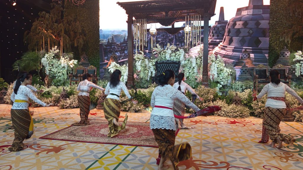Kuade mempelai menggunakan kayu jati asli (Foto: Nyata/Reza)