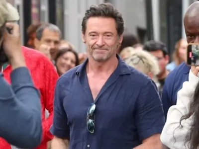 Hugh Jackman kabur dari kerumunan fans (Foto: Splash News/Christopher Peterson)