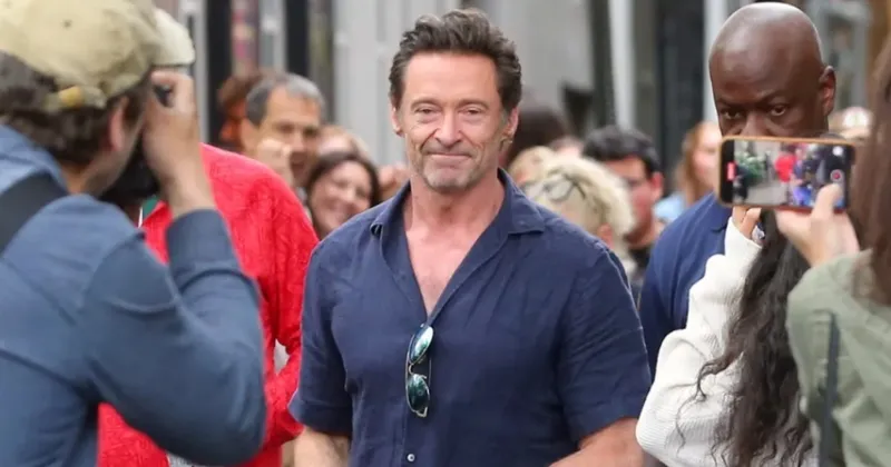 Hindari Fans, Hugh Jackman Nyelonong Masuk Mobil Orang