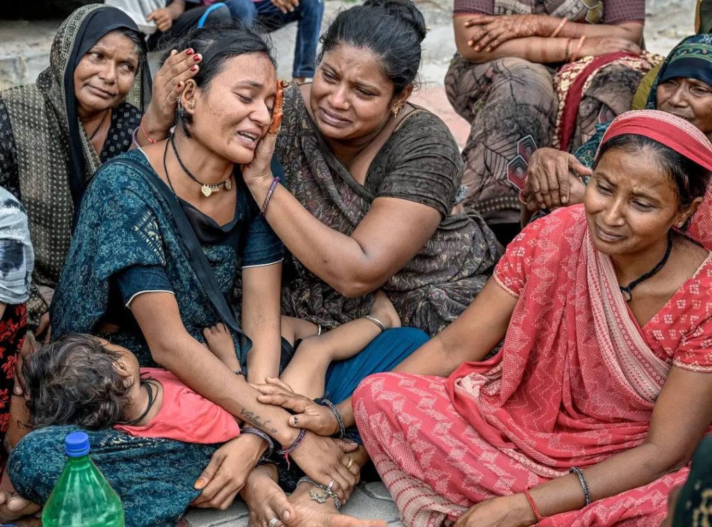 Kerabat menangisi kepergian Akash (Foto: Dok. New York Times)