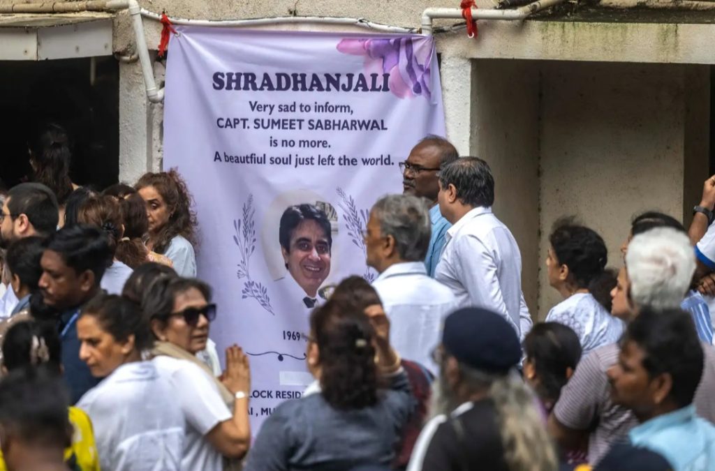 Kerabat yang ditinggalkan Kapten Pilot Sumeet Sabharwal (Foto: Hindustan Times/Satish Bate)