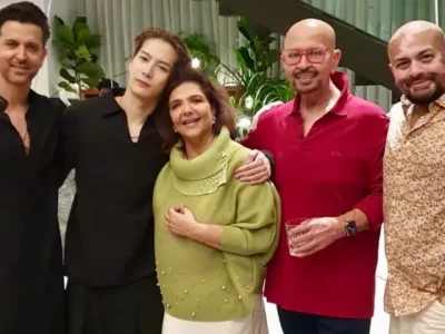 Jackson Wang bersama dengan Keluarga Roshan (Foto: Instagram/rakesh_roshan9)