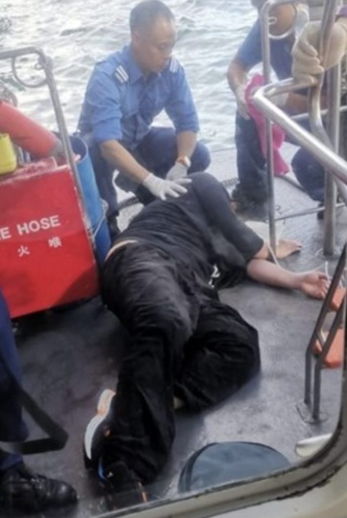 Keung To saat diselamatkan usai jatuh ke laut (Foto: Dok. Dimsum Daily)