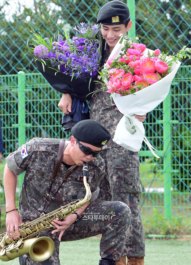 RM dan V BTS resmi menyelesaikan wajib militernya. Foto: Dok. Starnews