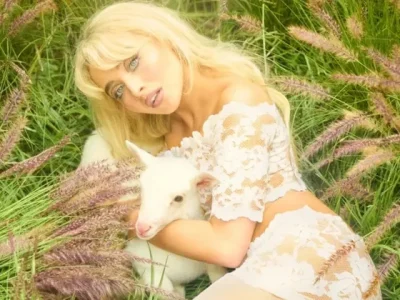 Sabrina Carpenter dalam salah satu cover Rolling Stone (Foto: Dok. Rolling Stone)