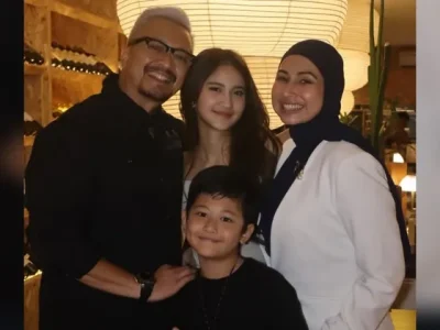 Deswita Maharani (kiri) dekat dengan Leya Princy (tengah) (Foto: Instagram/kangferrymaryadi)
