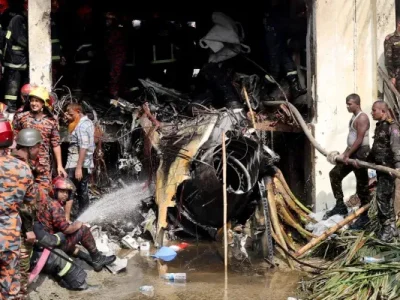 Jet Tempur Angkatan Udara Bangladesh ringsek. Foto : Stringer/Reuters