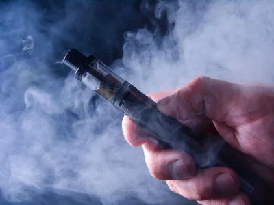 ILUSTRASI : Pria Amerika Serikat terkena serangan jantung dan mengalami kerusakan paru-paru akibat kecanduan vape. Foto : Shutterstock