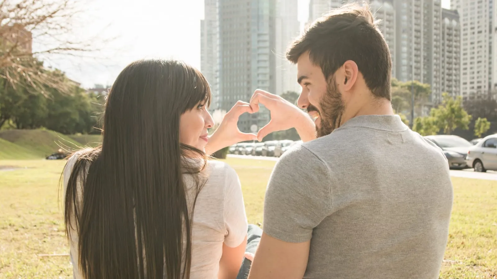 5 Zodiak yang Tulus Mencintai Pasangan Apa Adanya