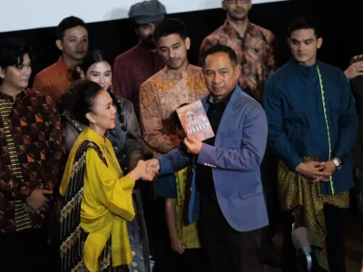 Tokoh asli film 'Believe', Agus, (jas biru) saat ikut nobar (Foto: Nyata/Agnes)