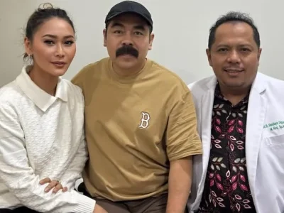 Suami Inul Daratista menjalani terapi akupuntur. Foto : Instagram/inul.d
