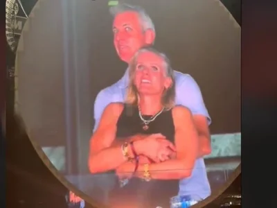 CEO Astronomer, Andy Byron, tertangkap kamera selingkuh di konser Coldplay. Foto : Istimewa