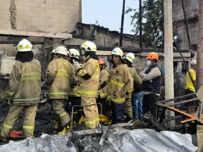Petugas berjibaku menangani kebakaran di Muara Baru. Foto : ANTARA/HO-Gulkarmat
