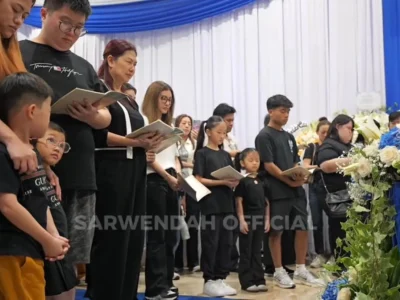 Suasana duka meninggalnya ayah Sarwendah. Foto : Youtube/Sarwendah Official