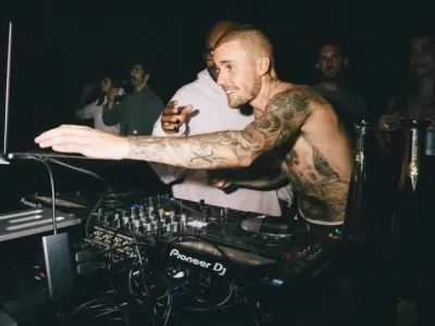 Justin Bieber menggelar listening party. Foto : Instagram/lilbieber