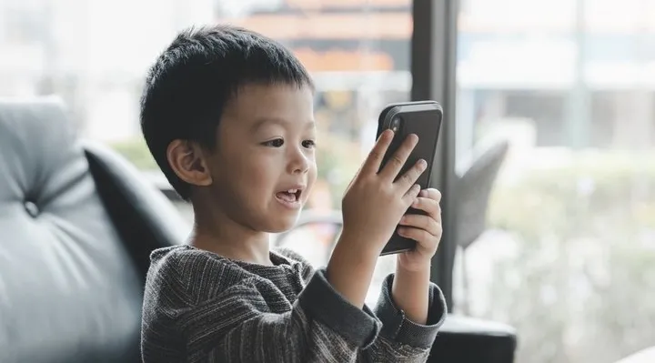 Screen Time Berlebihan Picu Gangguan Mental dan Fisik Anak