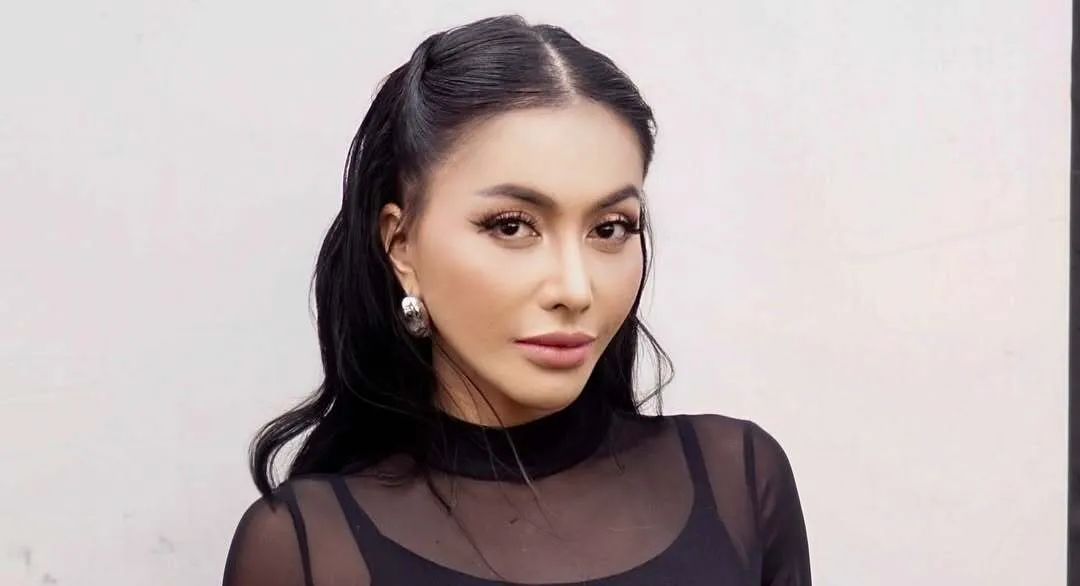 Baru Oplas, Hidung Denada Terbentur Kaca Mobil