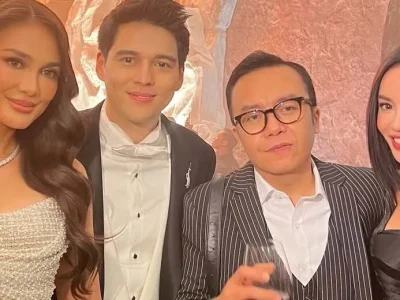 Ari Lasso dan Dearly Joshua berpose bersama kedua mempelai, Luna dan Maxime. Foto : Instagram/ari_lasso