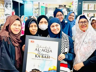 Ayu Aida (tiga dari kanan) Rilis Buku ke Dua. (Foto: Syukri/Nyata)