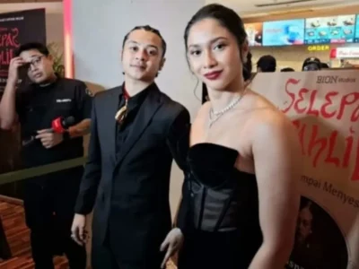 Bastian Steel dan Aghniny Haque saat gala premiere film 'Selepas Tahlil'. (Foto: Bayu/Nyata)
