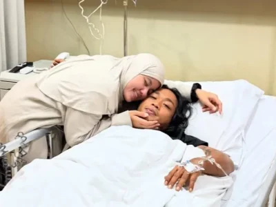 Praz Teguh dirawat di rumah sakit didampingi istrinya, Qorry Rizky. Foto: Dok. Instagram @praz_teguh