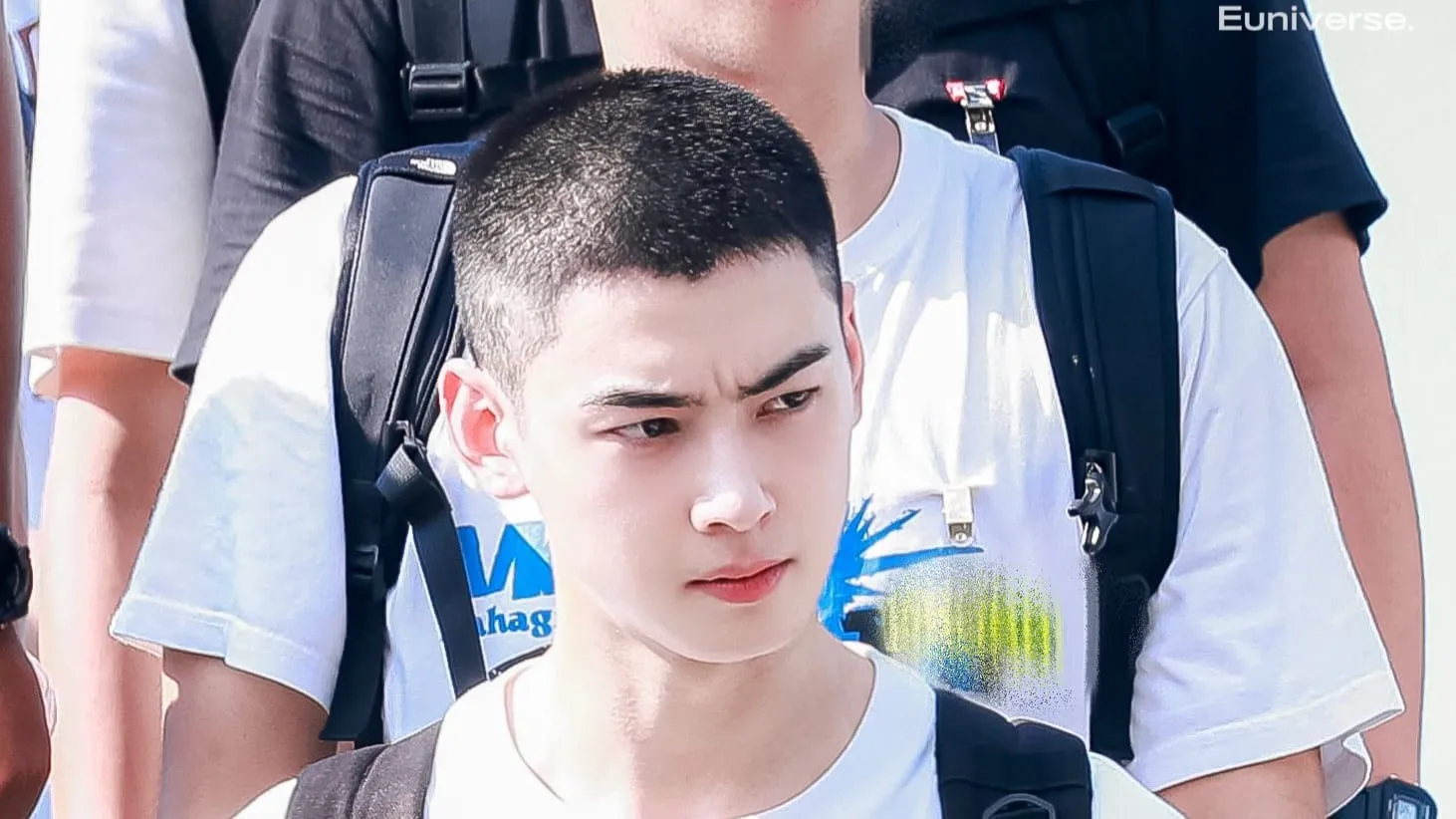 Baru Mulai Wamil, Cha Eun Woo Bikin Ibu-ibu Salfok Hingga Lupa Anak