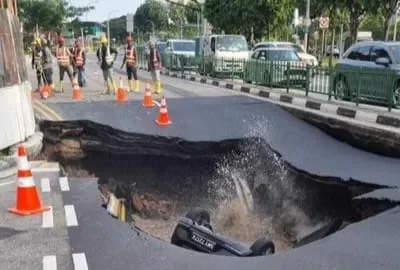 Sinkhole yang terjadi di Tanjong Katong Road South, Singapura. Foto: Dok. The Straits Times