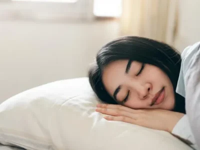 ILUSTRASI : Posisi tidur miring. Foto: Getty Images/iStockphoto/Wiphop Sathawirawong