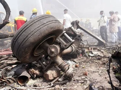 Roda pesawat Air India yang jatuh sesaat setelah lepas landas pada Kamis (12/06). Foto : Getty Images