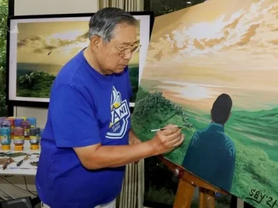 Presiden SBY sedang melukis (Foto: Instagram/aniyudhoyono)