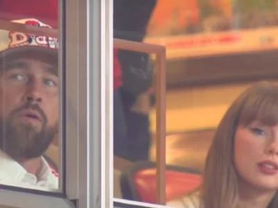Travis Kelce dan Taylor Swift menyaksikan pertandingan football. Foto: Dok. X @chartstswift